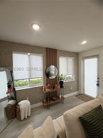 10300 NW 66th St, Doral, FL 33178