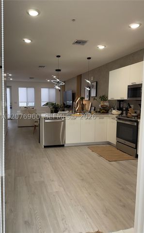 10300 NW 66th St, Doral, FL 33178