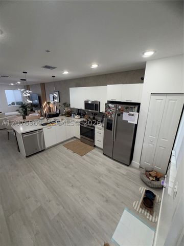 10300 NW 66th St, Doral, FL 33178