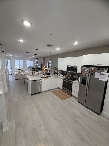 10300 NW 66th St, Doral, FL 33178