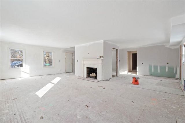 9647 Lee Boulevard, Leawood, KS 66206