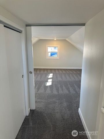 402 S 4TH Avenue, Kelso, WA 98626