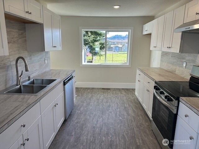 402 S 4TH Avenue, Kelso, WA 98626