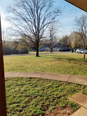 305 6th Street, Flippin, AR 72634