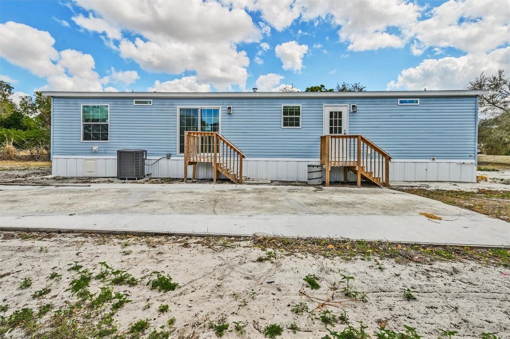 Image 4 of property listing at 1770 TUCKER LANE, North Fort Myers, FL 33917