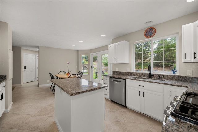 17201 E Galaxy Ln, Greenacres, WA 99016