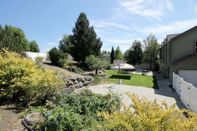 17201 E Galaxy Ln, Greenacres, WA 99016