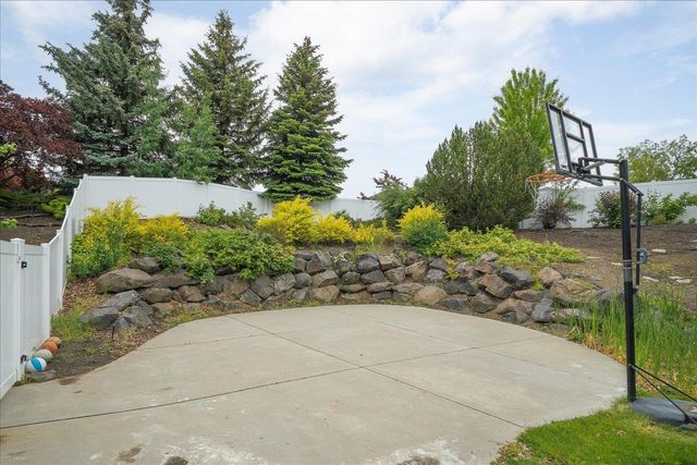 17201 E Galaxy Ln, Greenacres, WA 99016