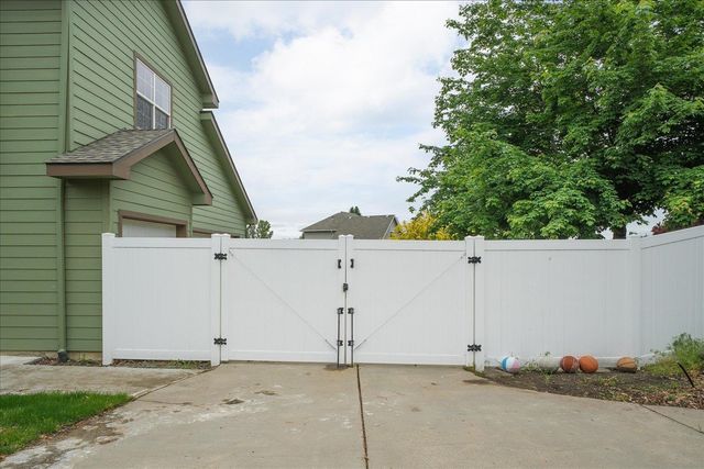 17201 E Galaxy Ln, Greenacres, WA 99016