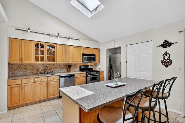 731 Manette Lane, Valley Cottage, NY 10989
