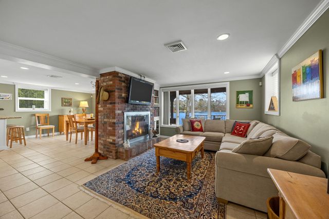 100 Lakeview Boulevard, Plymouth, MA 02360
