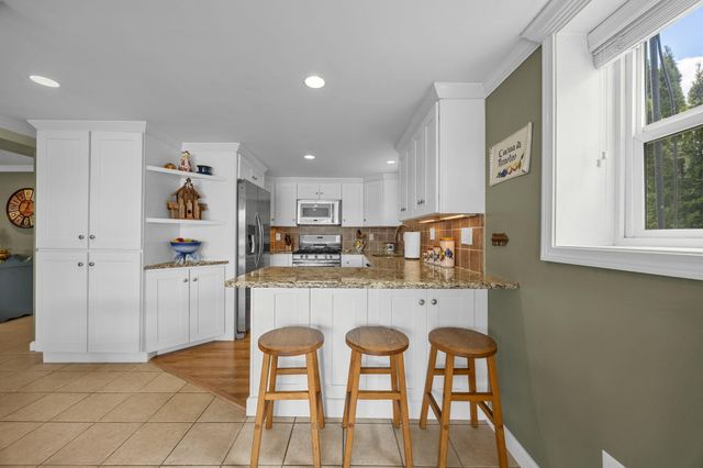 100 Lakeview Boulevard, Plymouth, MA 02360