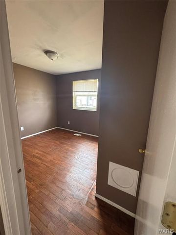 10418 Castle Drive, St Louis, MO 63136