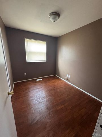 10418 Castle Drive, St Louis, MO 63136