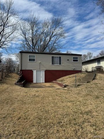 10418 Castle Drive, St Louis, MO 63136