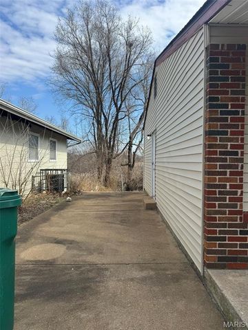 10418 Castle Drive, St Louis, MO 63136