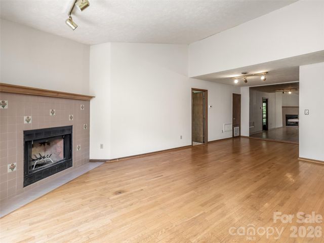 38 Ravencroft Lane E, Asheville, NC 28803