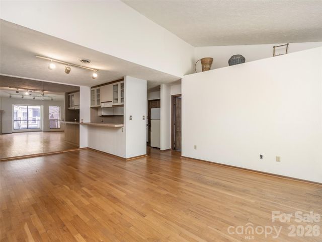 38 Ravencroft Lane E, Asheville, NC 28803