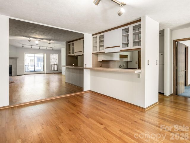 38 Ravencroft Lane E, Asheville, NC 28803