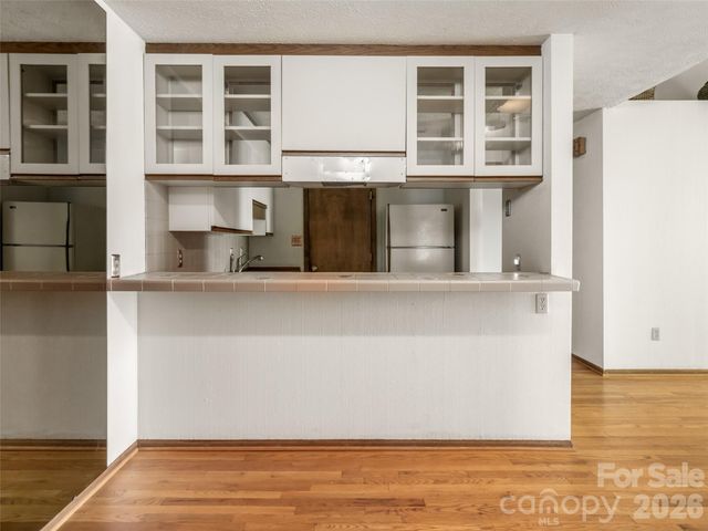 38 Ravencroft Lane E, Asheville, NC 28803