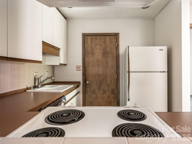 38 Ravencroft Lane E, Asheville, NC 28803