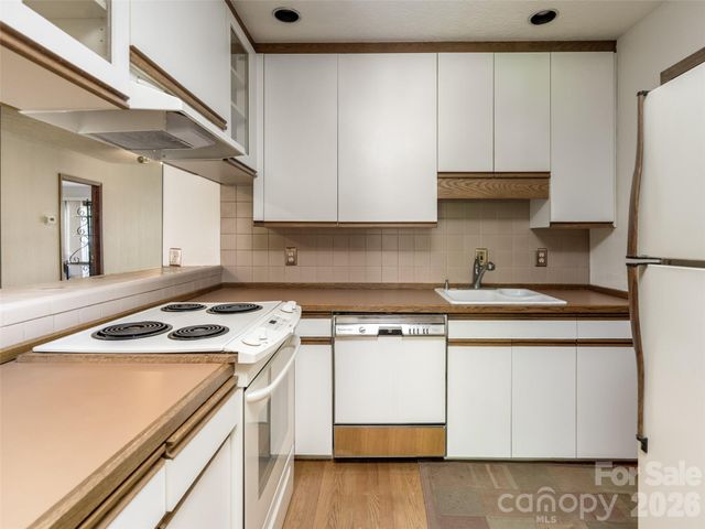 38 Ravencroft Lane E, Asheville, NC 28803