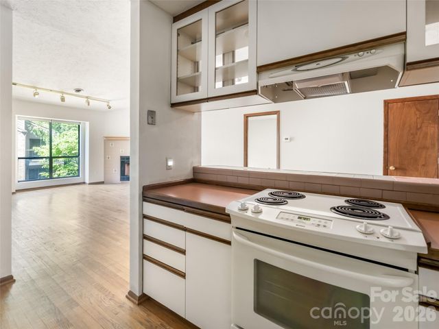 38 Ravencroft Lane E, Asheville, NC 28803