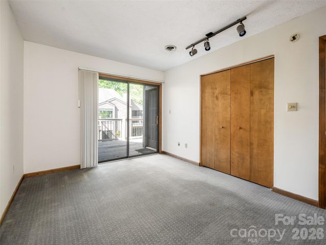38 Ravencroft Lane E, Asheville, NC 28803