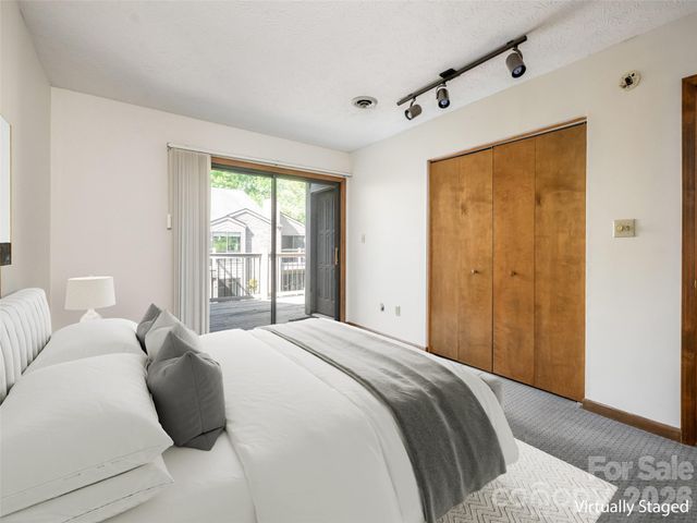 38 Ravencroft Lane E, Asheville, NC 28803