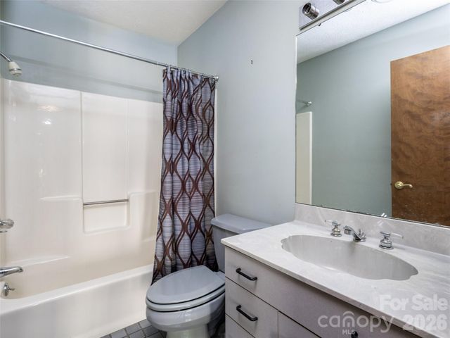 38 Ravencroft Lane E, Asheville, NC 28803