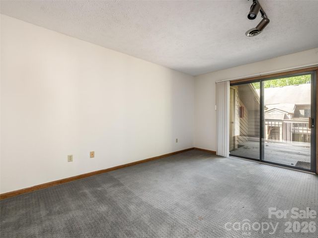 38 Ravencroft Lane E, Asheville, NC 28803