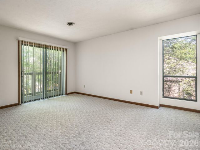 38 Ravencroft Lane E, Asheville, NC 28803