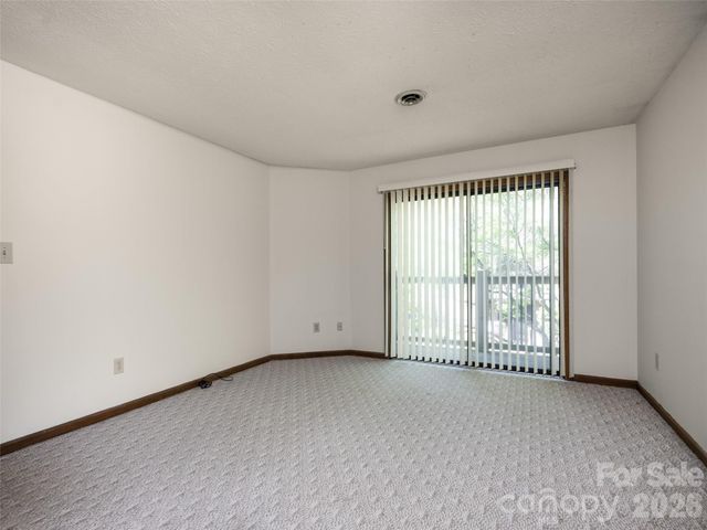 38 Ravencroft Lane E, Asheville, NC 28803