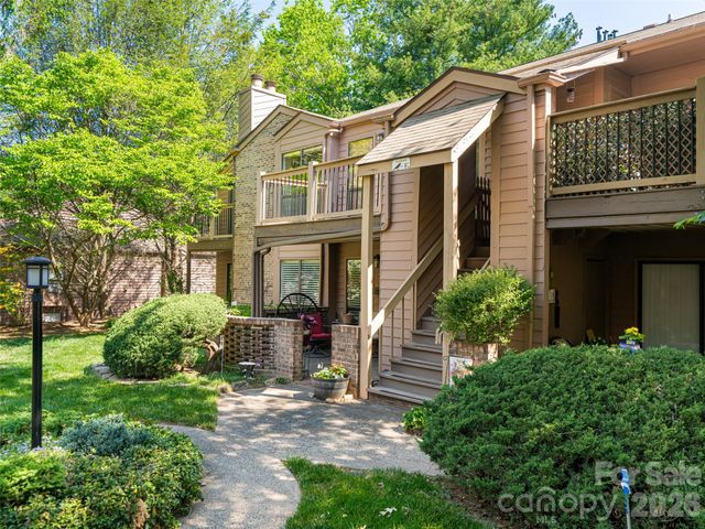 38 Ravencroft Lane E, Asheville, NC 28803