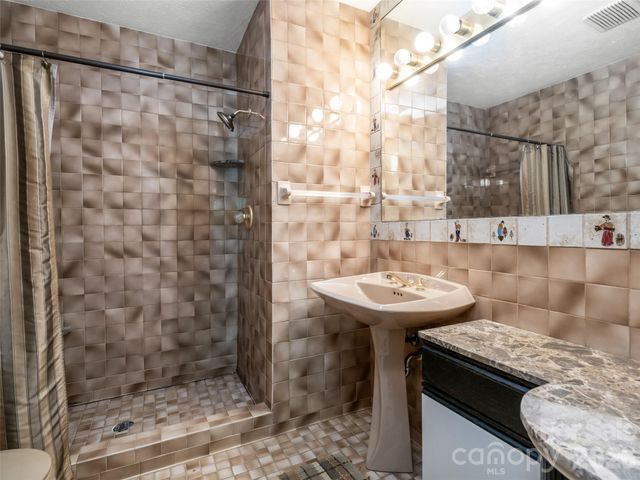 38 Ravencroft Lane E, Asheville, NC 28803