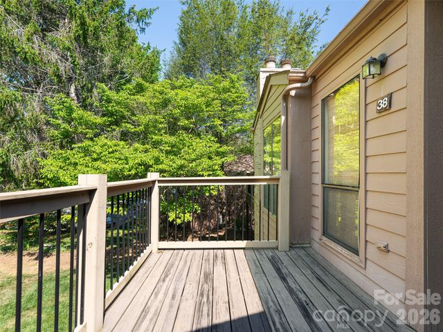 38 Ravencroft Lane E, Asheville, NC 28803