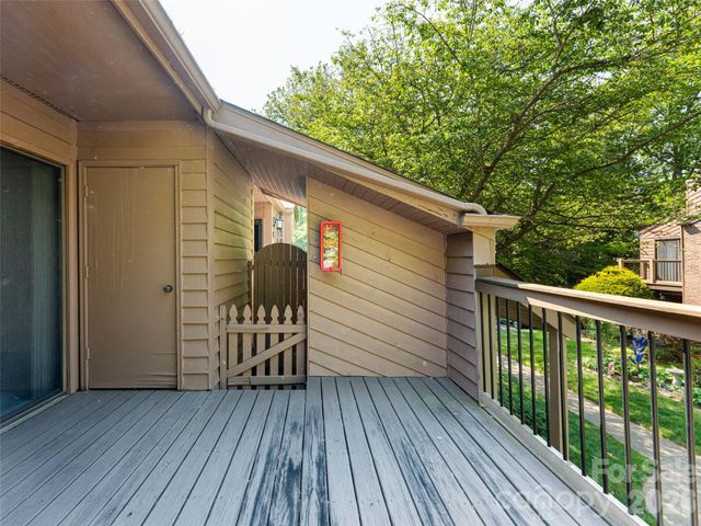 38 Ravencroft Lane E, Asheville, NC 28803