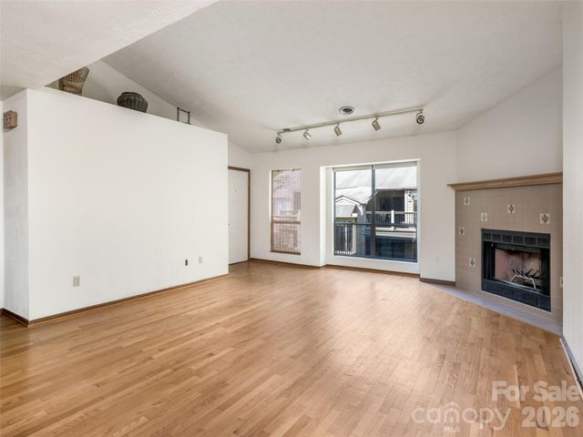 38 Ravencroft Lane E, Asheville, NC 28803