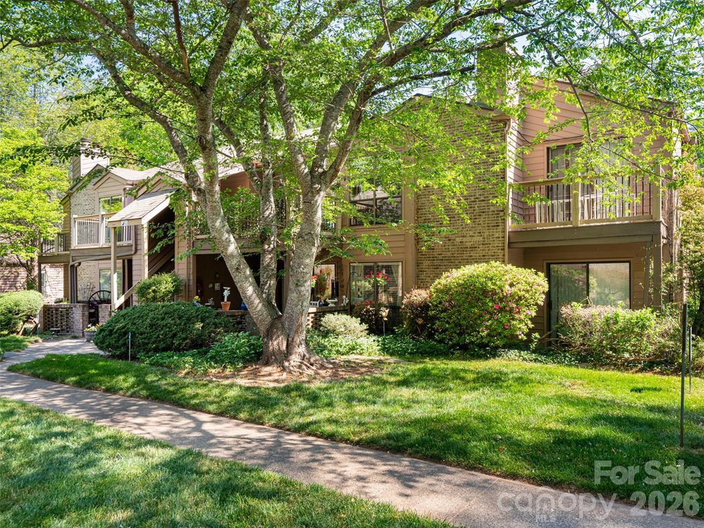 38 Ravencroft Lane E, Asheville, NC 28803