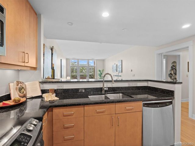 7220 W Bonfils Ln 205, Lakewood, CO 80226