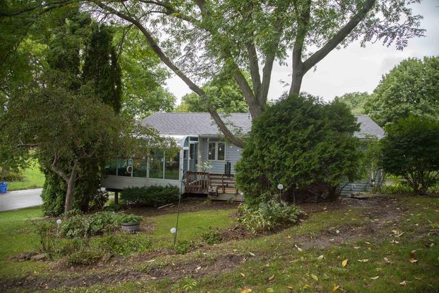 400 Oak Valley Road, Mount Horeb, WI 53572