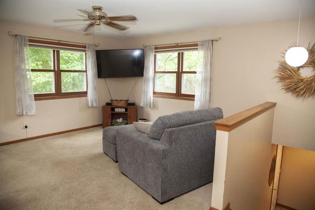 400 Oak Valley Road, Mount Horeb, WI 53572