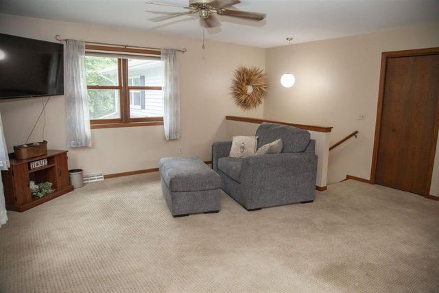 400 Oak Valley Road, Mount Horeb, WI 53572