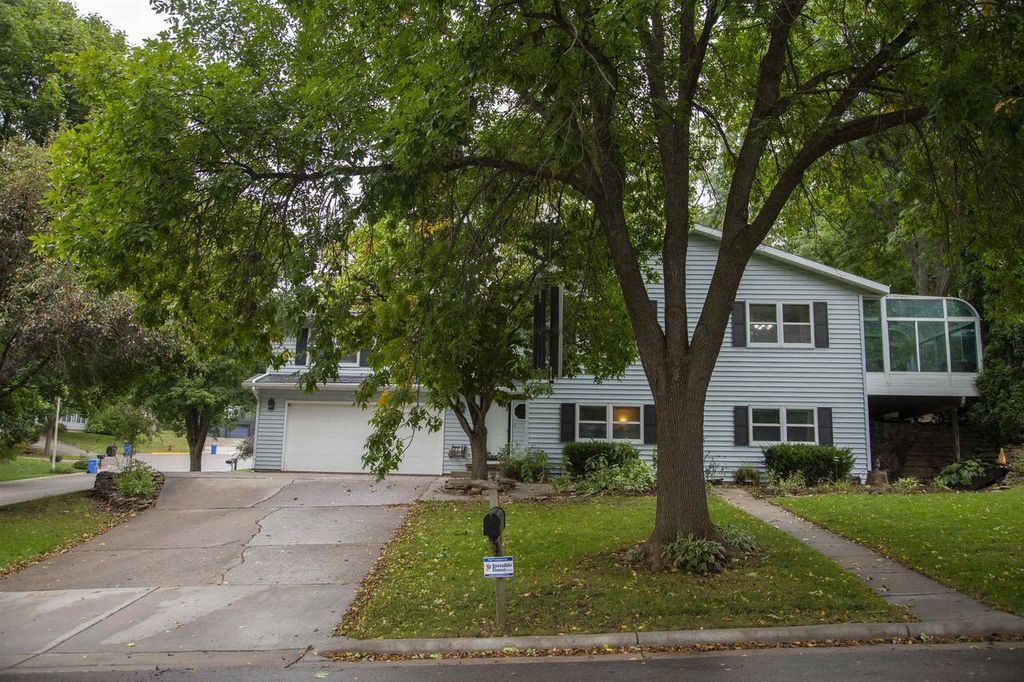 400 Oak Valley Road, Mount Horeb, WI 53572