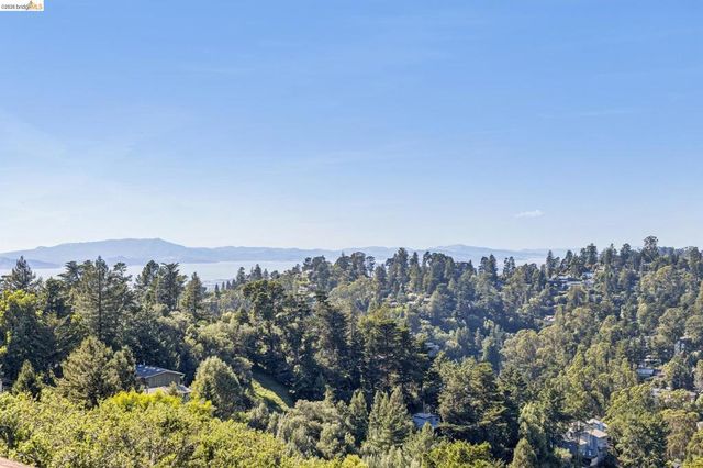 46 Carisbrook Ln, Oakland, CA 94611