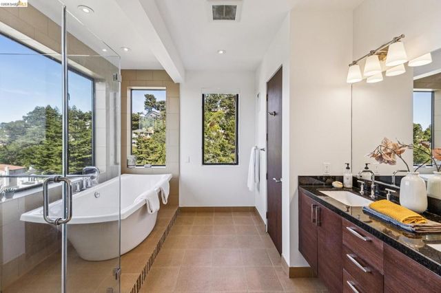 46 Carisbrook Ln, Oakland, CA 94611