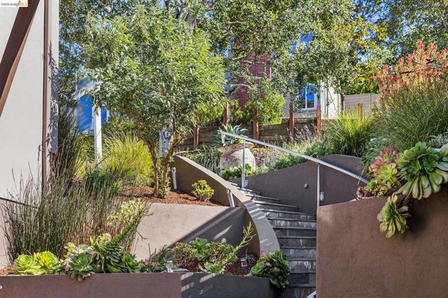 46 Carisbrook Ln, Oakland, CA 94611