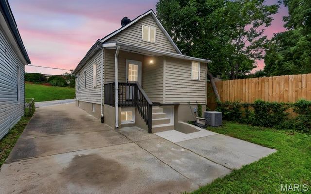 1424 Sulphur Avenue, St Louis, MO 63110
