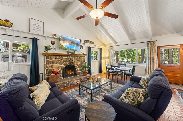 1966 Oakleaf Court, Running Springs, CA 92382