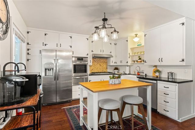 1966 Oakleaf Court, Running Springs, CA 92382